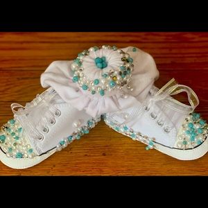 Handmade baby sneakers with turban
